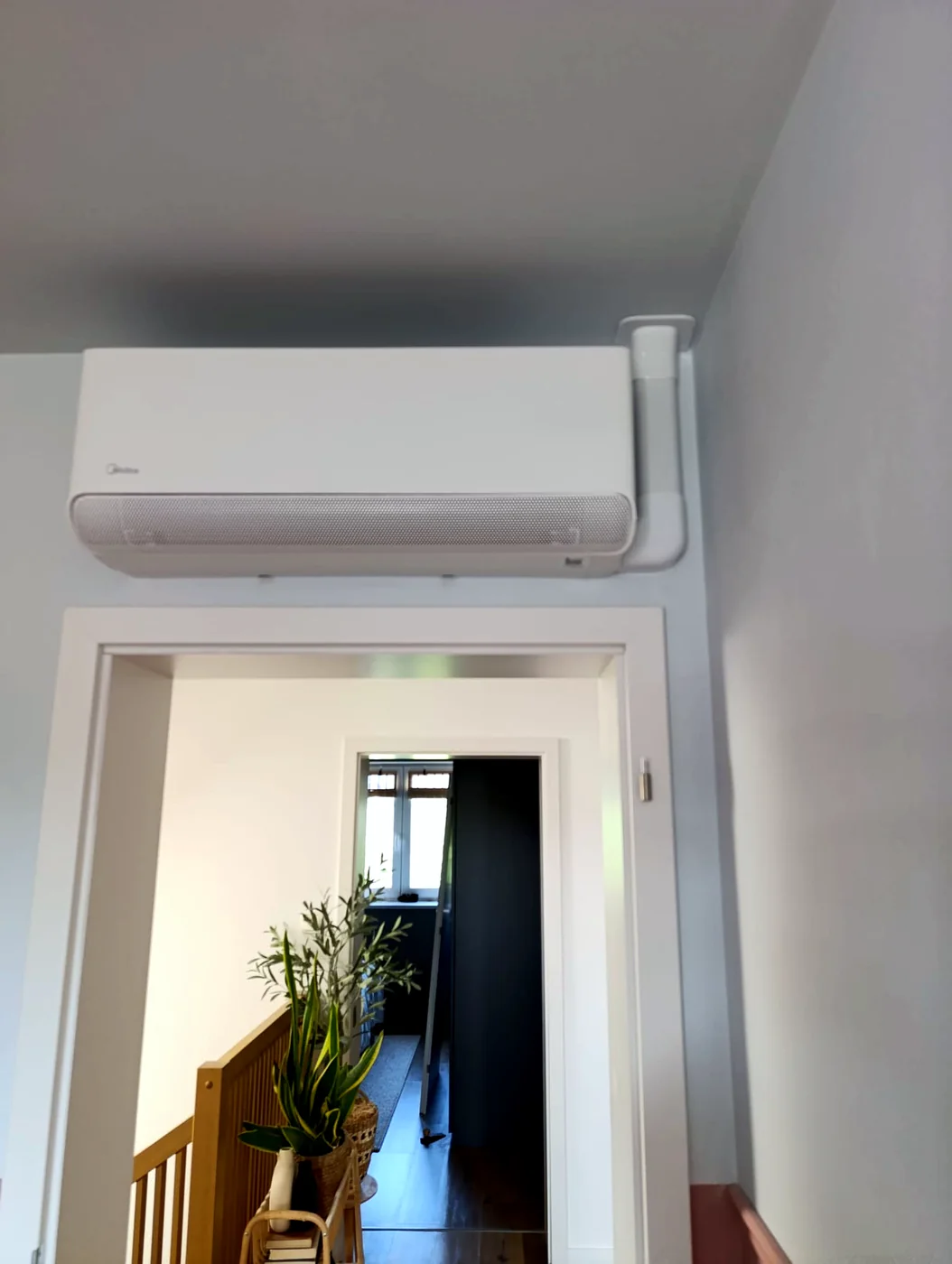 Nástěnná klimatizace Midea v interiéru rodinného domu