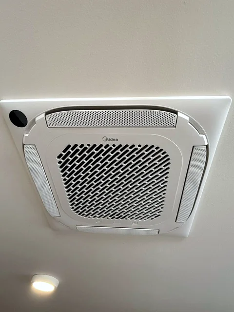 Kazetová klimatizace Midea ve stropním podhledu